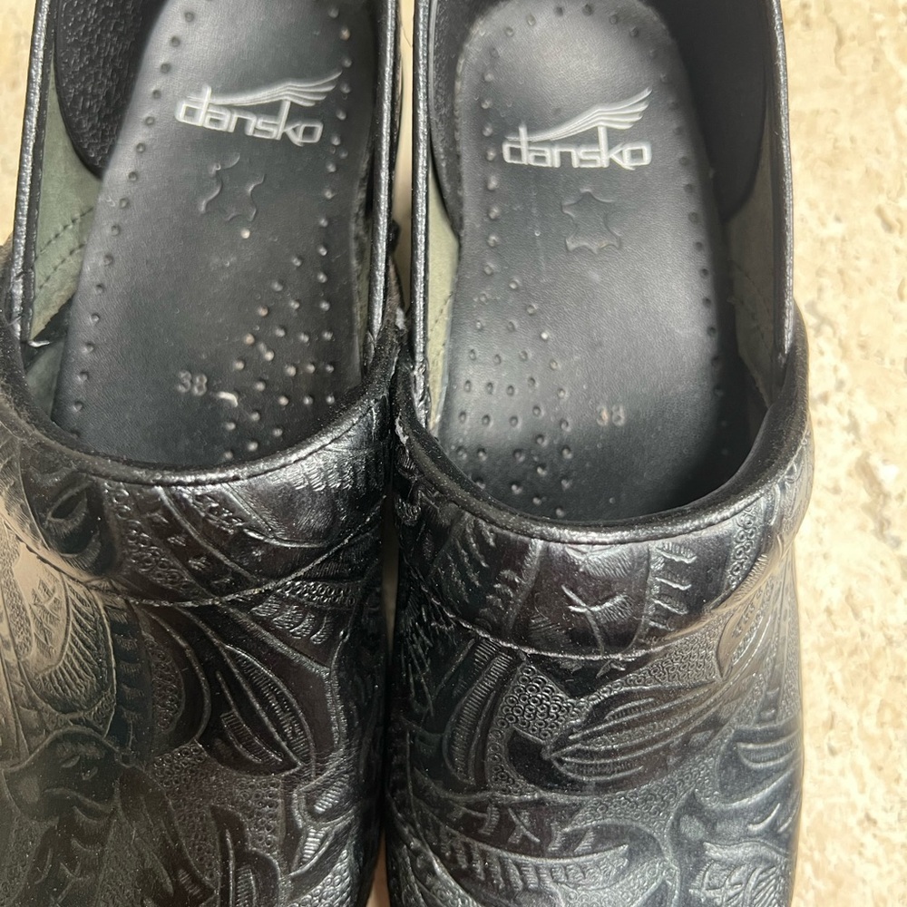 Dansko Professional Tooled Black Leather Clogs 906020202 Women’s Size 38 7.5-8 - Picture 3 of 7